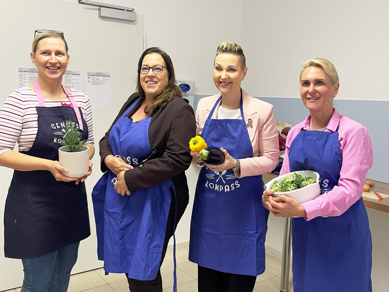 Kerstin Dobberstein (links), Annette Binder (Mitte links), Claudia Altmann-Pospischek (Mitte rechts) und Prof. Dr. med. Diana Lüftner (rechts) in der Therapieküche der Immanuel Klinik Märkische Schweiz mit Kräutern, Olivenöl, verschiedenen Gemüsen und dem absoluten Superfood bei Brustkrebs: Brokkoli Kerstin Dobberstein (links), Annette Binder (Mitte links), Claudia Altmann-Pospischek (Mitte rechts) und Prof. Dr. med. Diana Lüftner (rechts) in der Therapieküche der Immanuel Klinik Märkische Schweiz mit Kräutern, Olivenöl, verschiedenen Gemüsen und dem absoluten Superfood bei Brustkrebs: Brokkoli