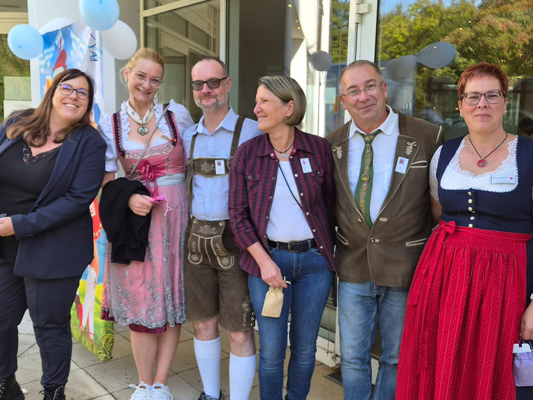 Mitarbeitende stehen zum Teil in bayerischer Tracht vor dem Eingang der Immanuel Klinik Märkische Schweiz Mitarbeitende stehen zum Teil in bayerischer Tracht vor dem Eingang der Immanuel Klinik Märkische Schweiz