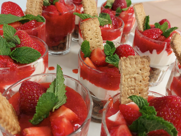 Gläser mit Erdbeerdessert Gläser mit Erdbeerdessert